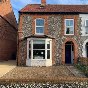 Luxury 5 bed cottage next to the sea in Sheringham - dog friendly!